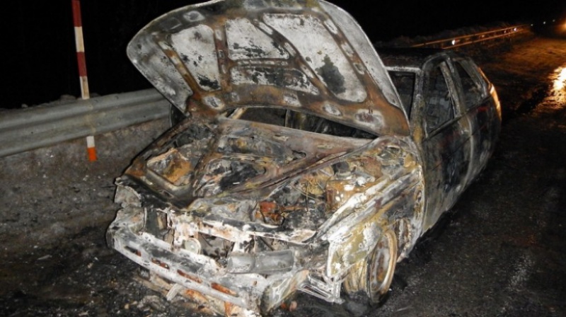 Машина сгорела на трассе в Оренбуржье