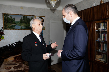 Героя Социалистического Труда Георгия Мохунова поздравил с праздником губернатор области