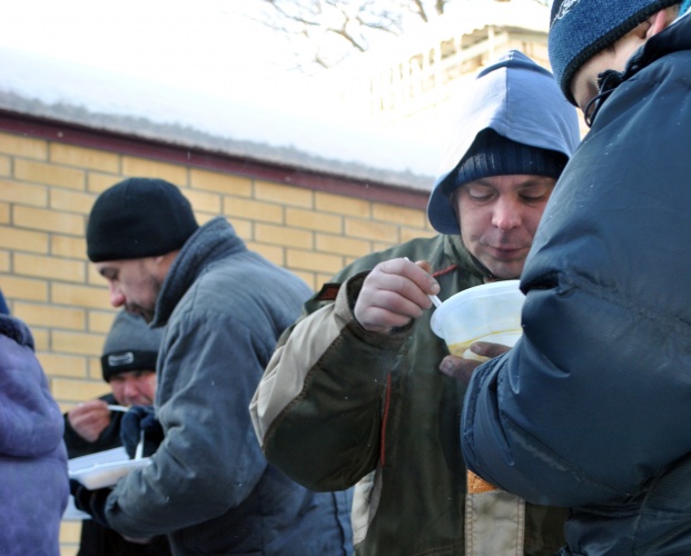 Около тысячи бездомных получили помощь в 2013 году