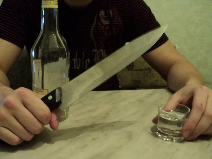 В Александровском районе брат пытался успокоить сестру с помощью ножа