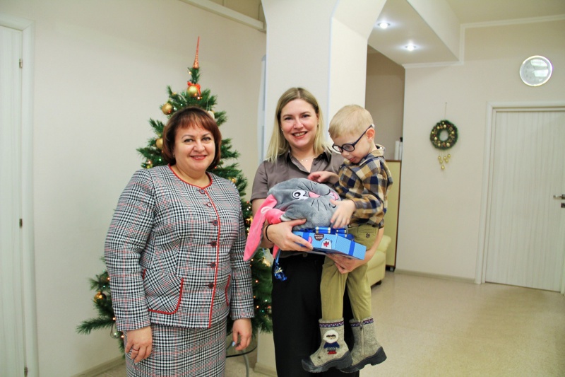 Министр соцразвития Елена Сладкова приняла участие в акции «Елка желаний»