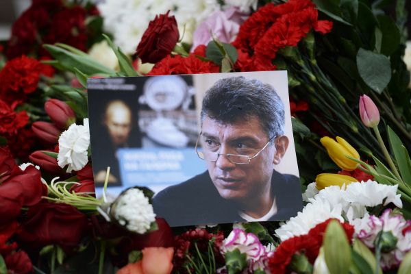 200 человек пришли на митинг в память о Немцове
