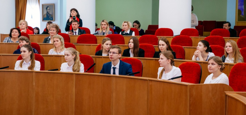 Оренбургские школьники сходили на экскурсию в Дом Советов