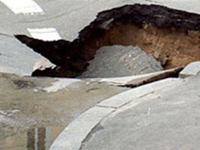 Грузовик на 6 метров провалился под асфальт в Новотроицке