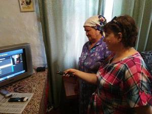 В Тюльгане волонтеры помогают пенсионерам перейти на цифровое ТВ