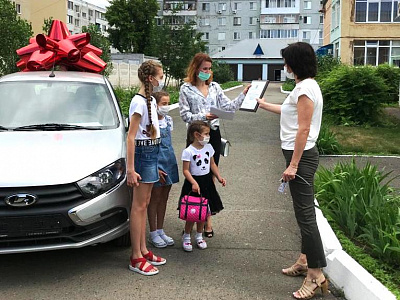 В Оренбуржье вручили автомобили лучшим многодетным семьям