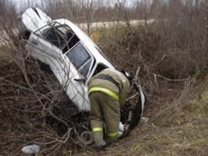 В Сорочинске машина пробила ограждение моста и упала в овраг
