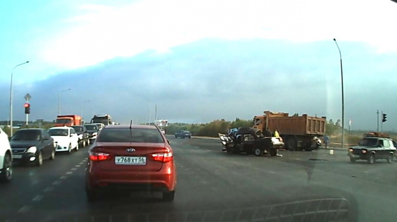 В Оренбурге на Загородном шоссе столкнулись грузовик и «семерка», водитель погиб