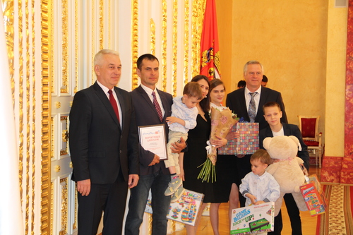 Многодетная семья Стовбыра из Оренбургского района отмечена наградой за родительский труд