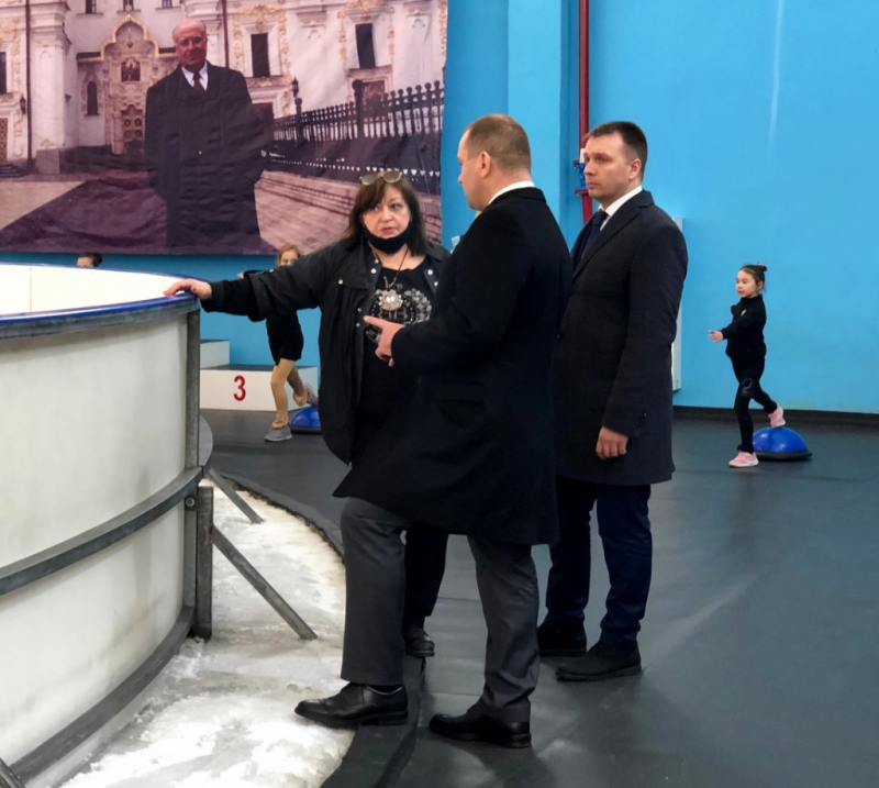 Министр спорта Сергей Салмин посетил тренировку оренбургских фигуристов