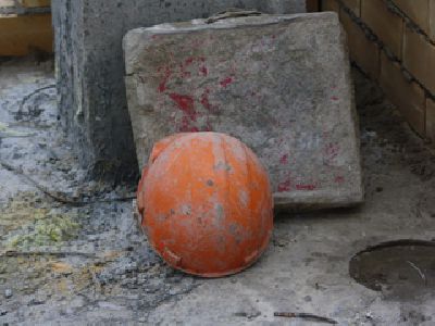 В Новотроицке рабочий «УКХ» упал с крыши 2-этажного дома и разбился 
