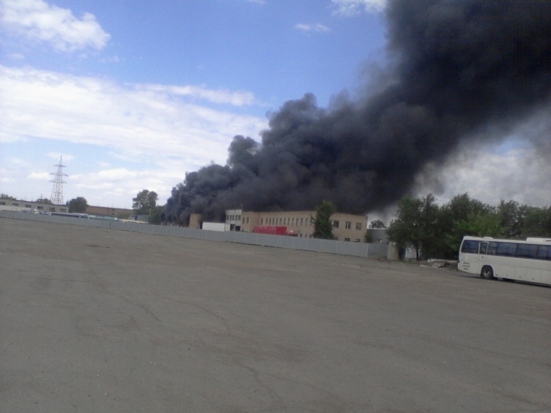 В Оренбурге горит гаражный бокс около рынка «Степной»