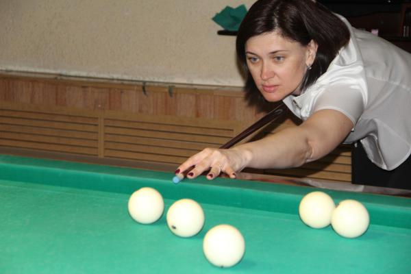 Женщины Новотроицка отметили 8 марта за бильярдным столом
