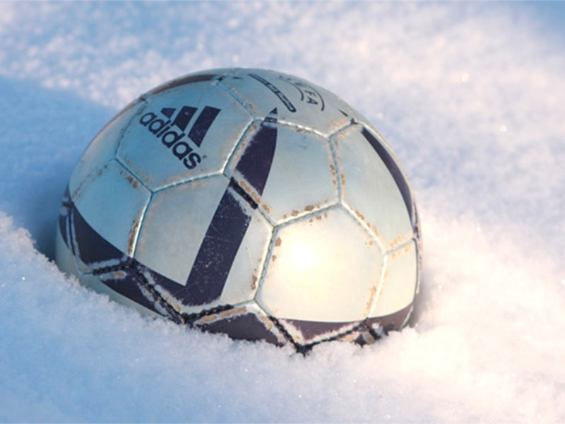 Мяч на снегу