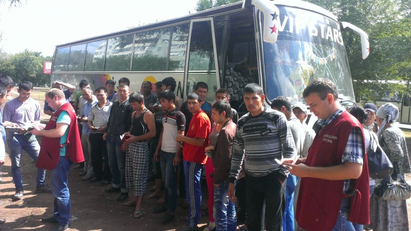 В Оренбурге полицейские задержали автобус с сотней узбеков