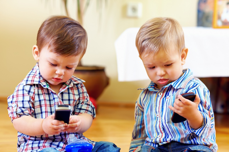 Ребенок и смартфон