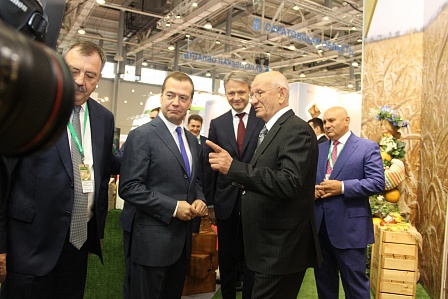 Дмитрий Медведев высоко оценил рекордный урожай Оренбуржья