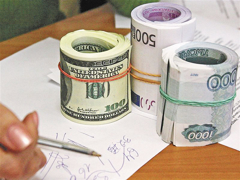 Рубли, доллары, евро: в чем хранить сбережения?