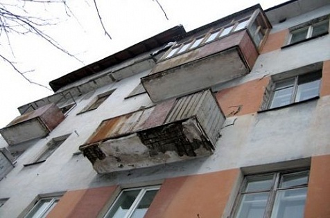 В Новотроицке женщина упала с балкона 3 этажа