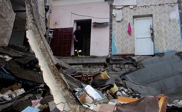 ЧП: половина двухэтажного дома обрушилась в Переволоцком