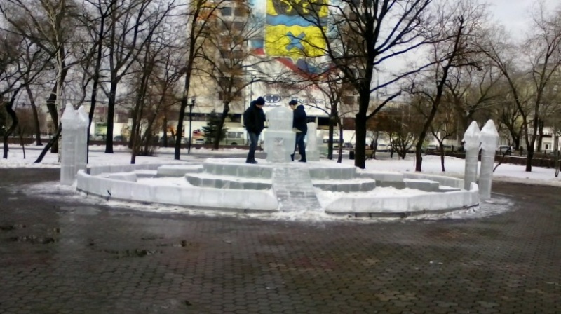 Ледяные скульптуры возле Дома Советов не пострадали
