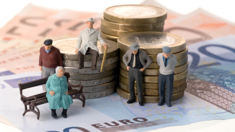 Оренбуржцы уже начали получать первые в этом году пенсии
