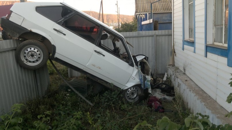 В Оренбуржье машина «перепрыгнула» забор и влетела в дом