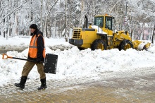 Оперативно: в Оренбурге активно ведется уборка снега