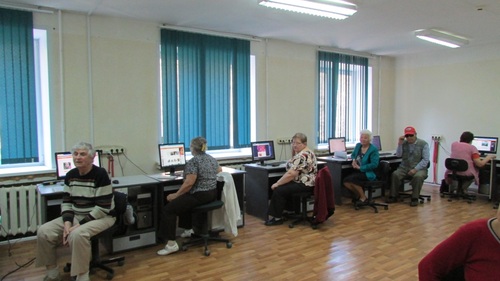 В Орске пенсионеры изучают компьютер