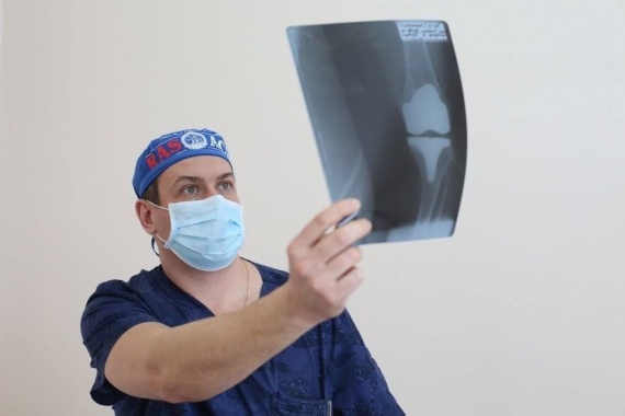 Травматологи  Оренбургской областной больницы провели сложнейшую операцию по удалению опухоли кости