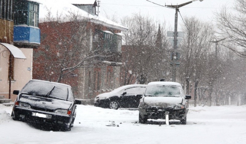 В Орске из-за снегопада за несколько часов произошло 7 аварий