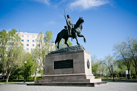 В Оренбурге возложили цветы к памятнику Оренбургского казачества