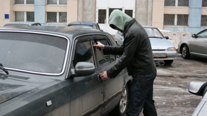 В Оренбурге из автомобиля украли сабвуфер и усилитель