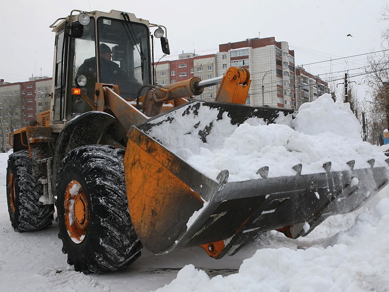 В Оренбурге - уборка снега