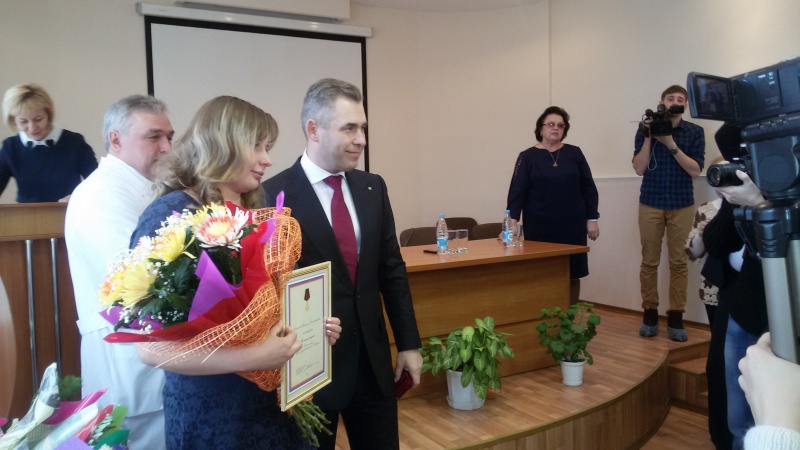Павел Астахов  вручил награду фельдшеру Наталье Нетесовой