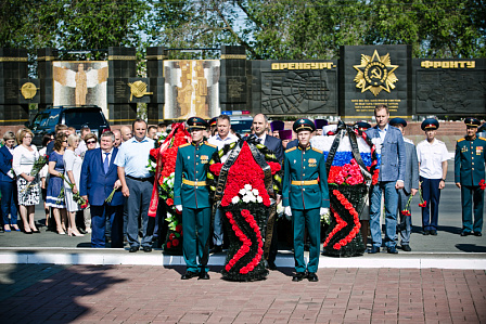 В Оренбуржье  возложили цветы к Вечному огню у обелиска погибшим в Великой Отечественной войне.