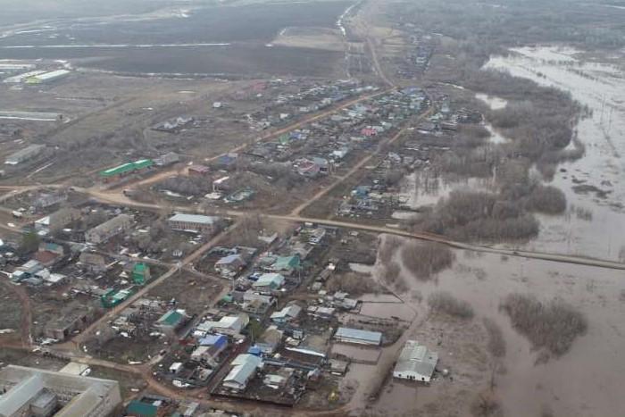 Пострадавшим от паводка оренбуржцам оказывают материальную помощь