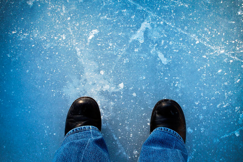 В Оренбургском районе девушка провалилась под лед, пытаясь сделать селфи