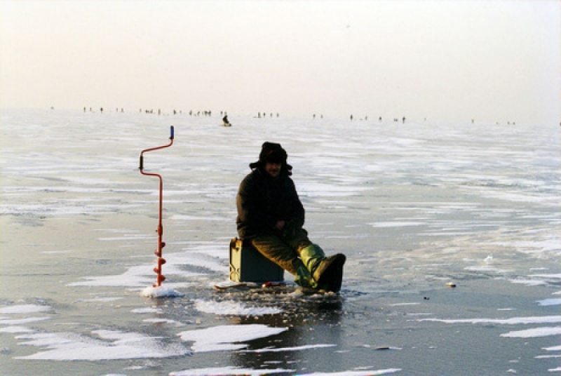 Трое провалившихся под лед рыбаков спасены в Оренбуржье