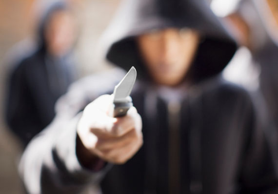 Молодой парень преследовал подростка до дома с ножом