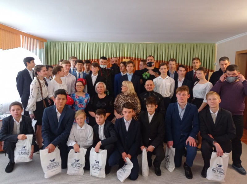 Оренбургский Дом детства посетили именитые боксеры