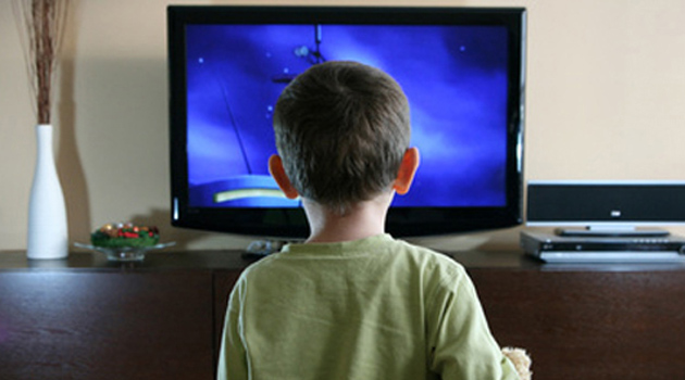 В Орске на двухлетнего малыша упал телевизор
