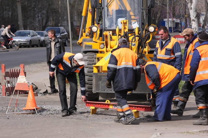 В Оренбурге ремонтируют дорогу на ул. Карагандинской