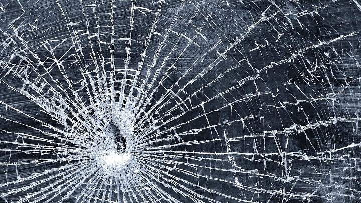 В Саракташе четверо подростков камнями разбили стекло электровоза