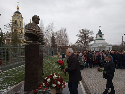 Памятник Виктору Черномырдину открыли на его малой родине