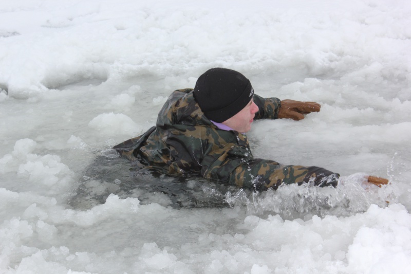 Маленький ребенок провалился под лед и утонул