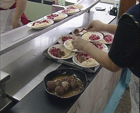 В Оренбуржье ученики недоедают в школьных столовых 