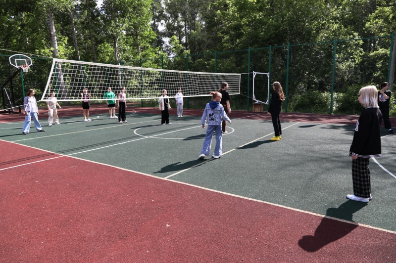 Гайский ГОК построил спортивный комплекс в детском загородном лагере