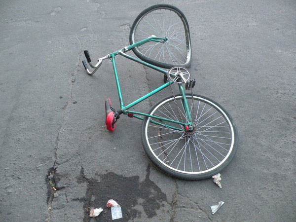 Директор областной организации случайно сбил велосипедиста