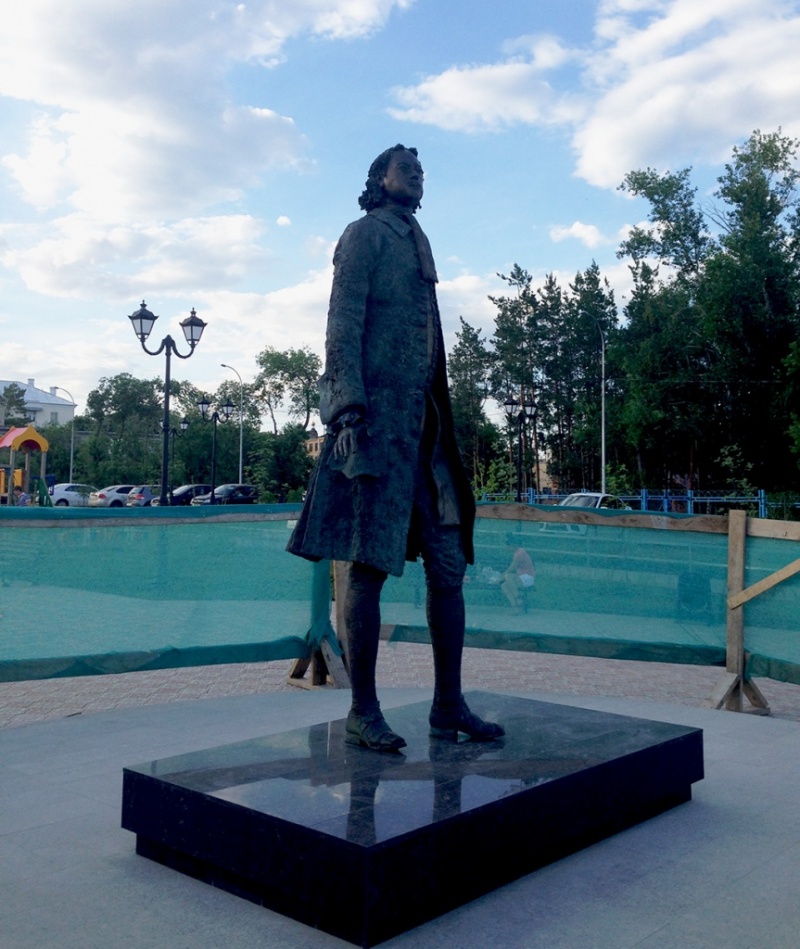 В Оренбурге установили памятник Петру Великому